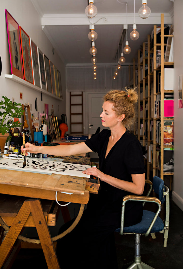 Cecilia Carlstedt malt in ihrem Atelier