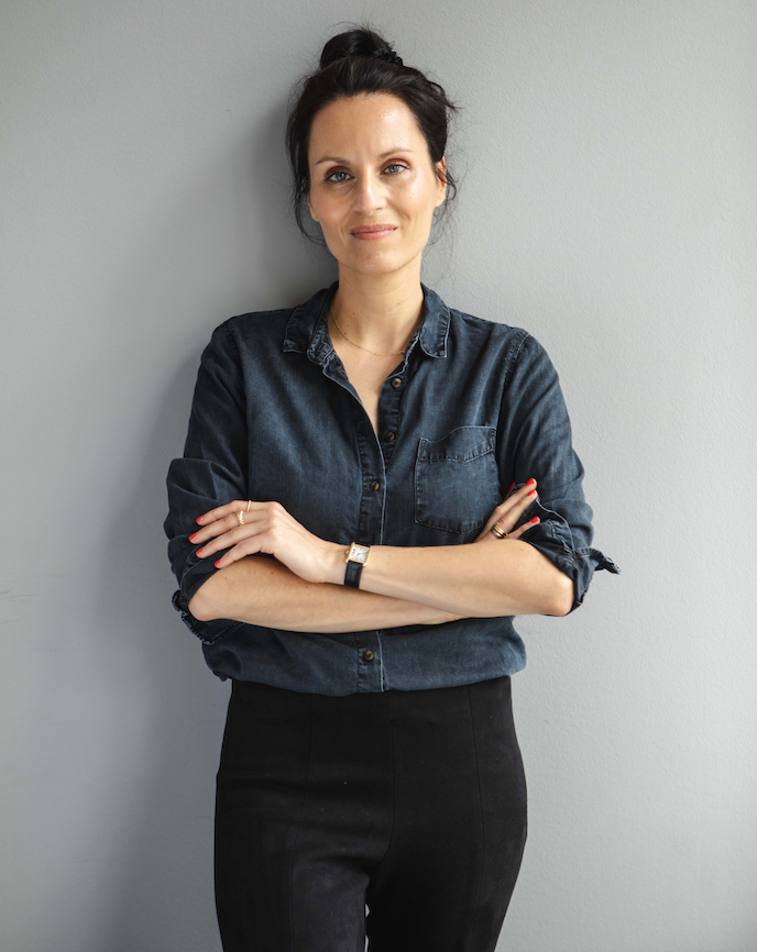 Gründerin Nike Lohmann hat die Arme verschränkt und lächelt in die Kamera.